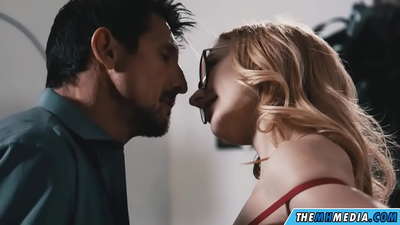 एक slutty गोरा संग रोमान्टिक सेक्स